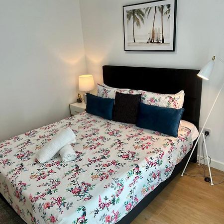 Spacious Urban Gem Apartment With Parking Бракнел Екстериор снимка