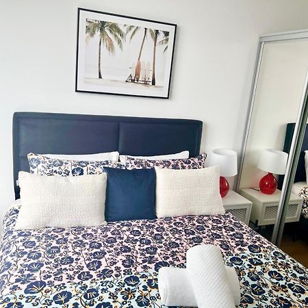 Spacious Urban Gem Apartment With Parking Бракнел Екстериор снимка