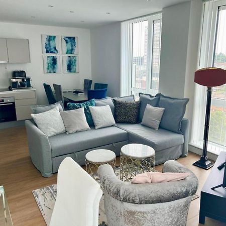 Spacious Urban Gem Apartment With Parking Бракнел Екстериор снимка