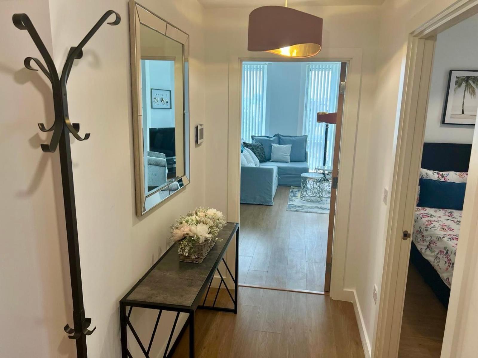 Spacious Urban Gem Apartment With Parking Бракнел Екстериор снимка