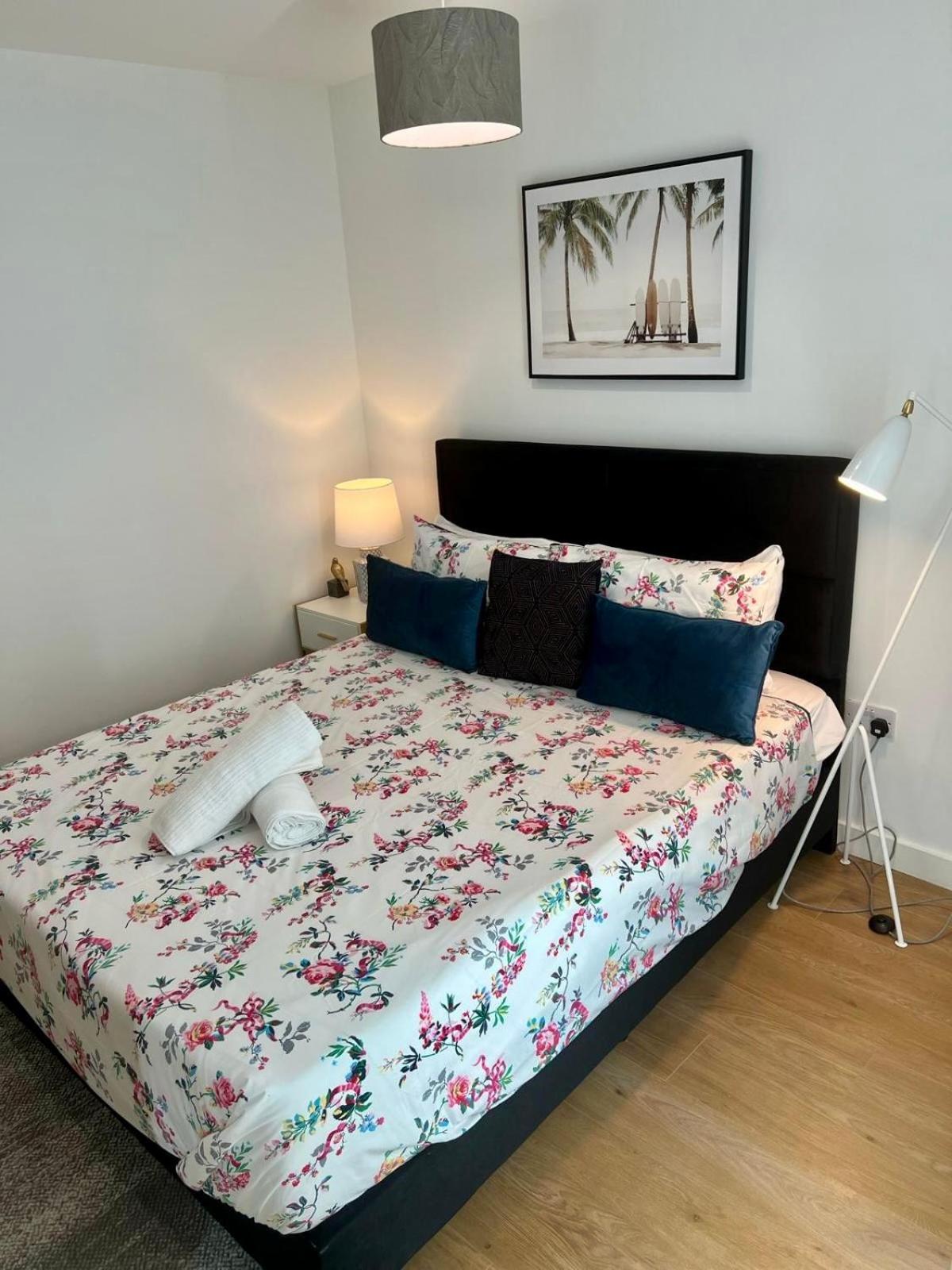 Spacious Urban Gem Apartment With Parking Бракнел Екстериор снимка