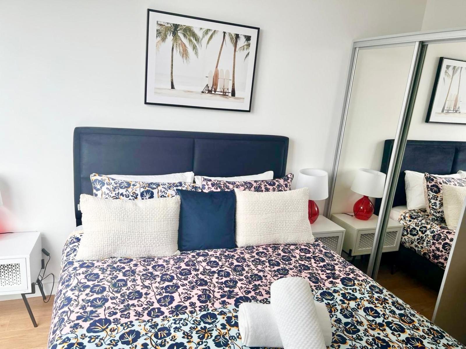 Spacious Urban Gem Apartment With Parking Бракнел Екстериор снимка