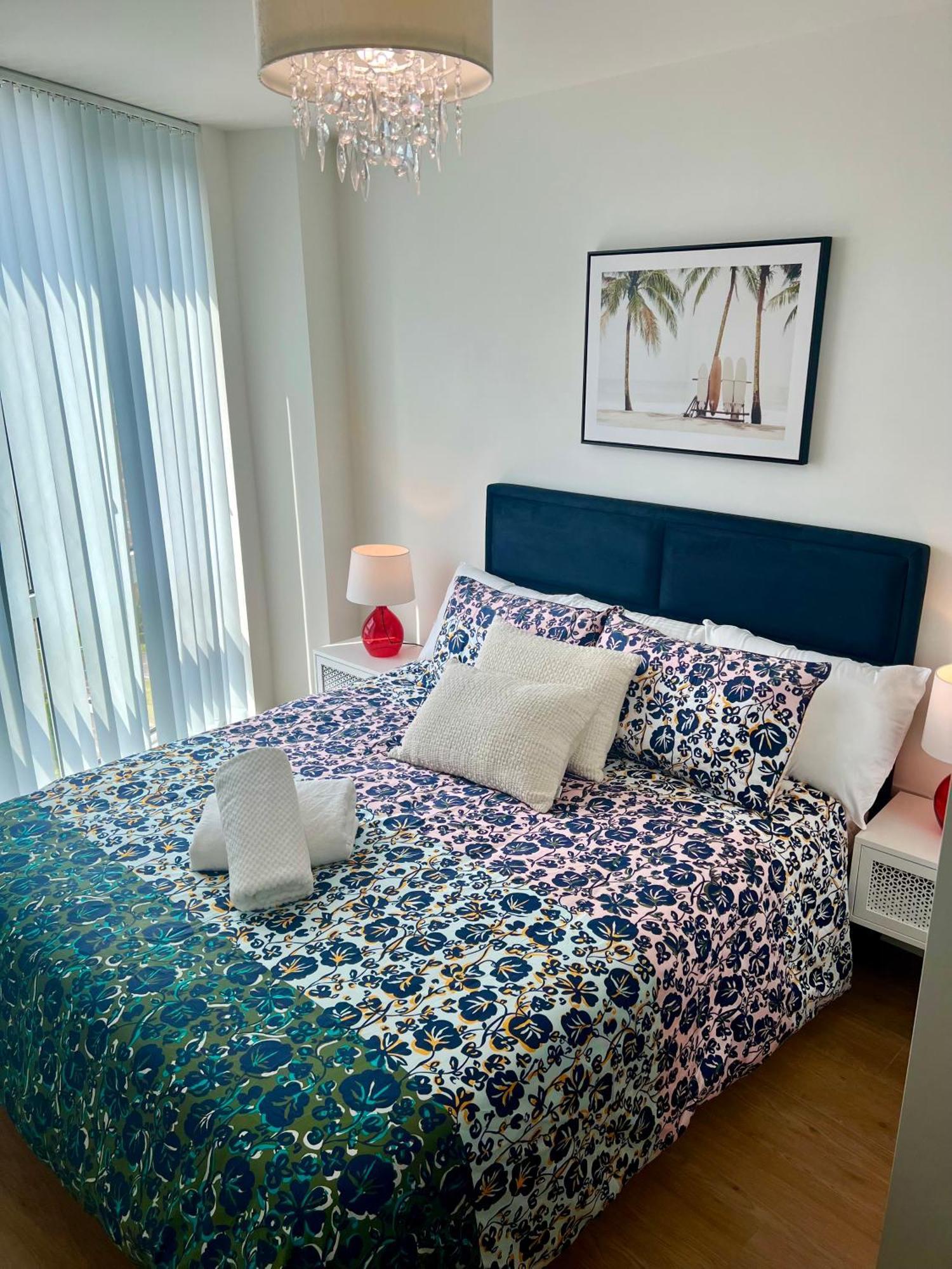 Spacious Urban Gem Apartment With Parking Бракнел Екстериор снимка