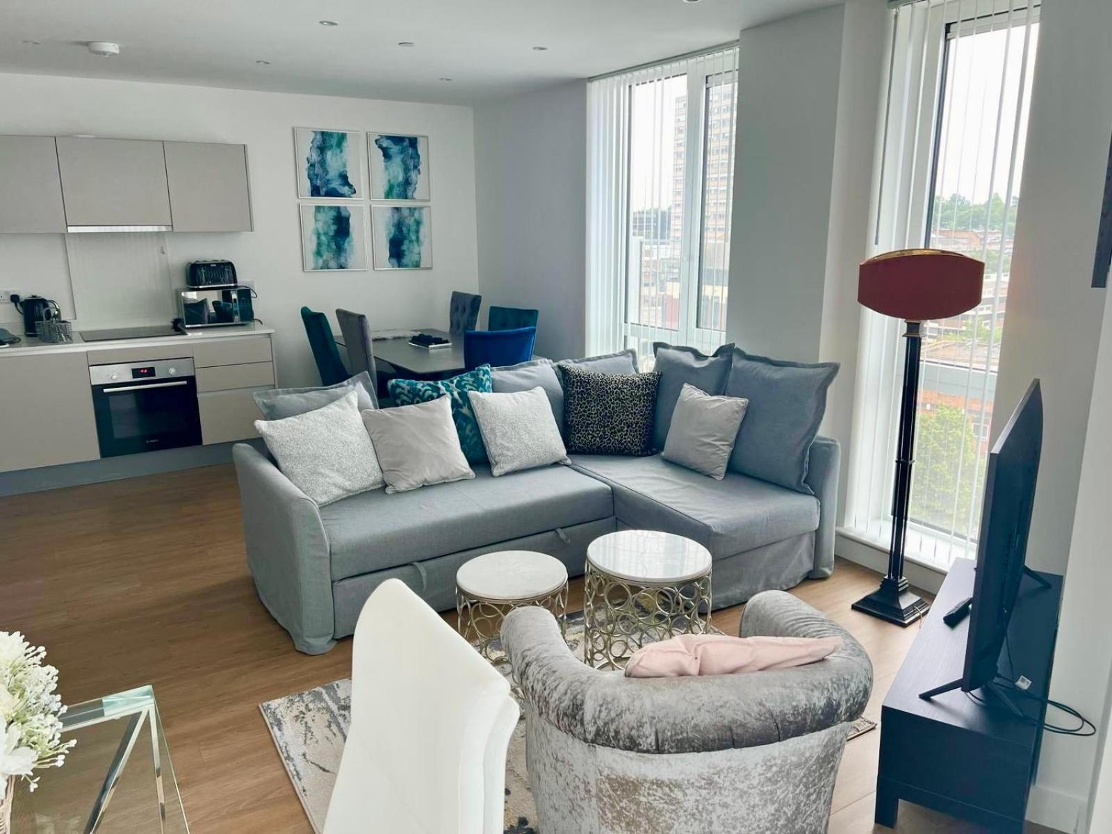 Spacious Urban Gem Apartment With Parking Бракнел Екстериор снимка